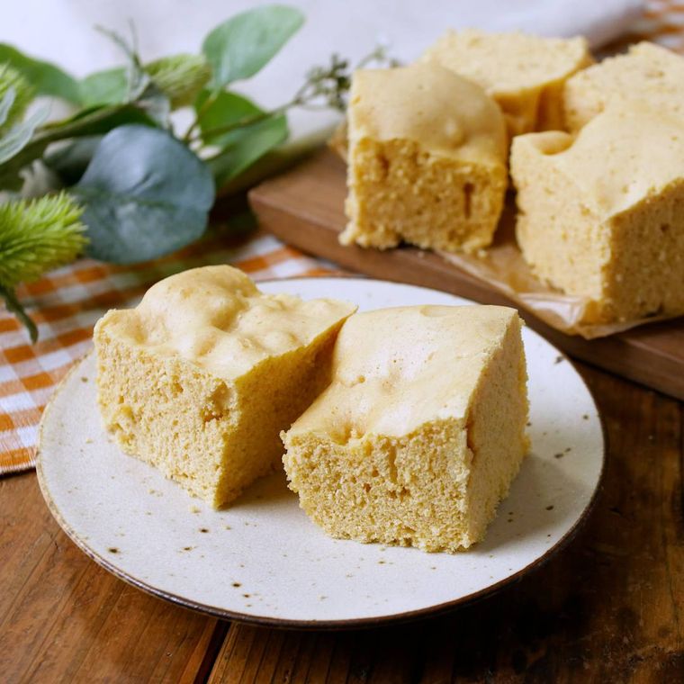 白い皿に盛り付けられた米粉の蒸しパン