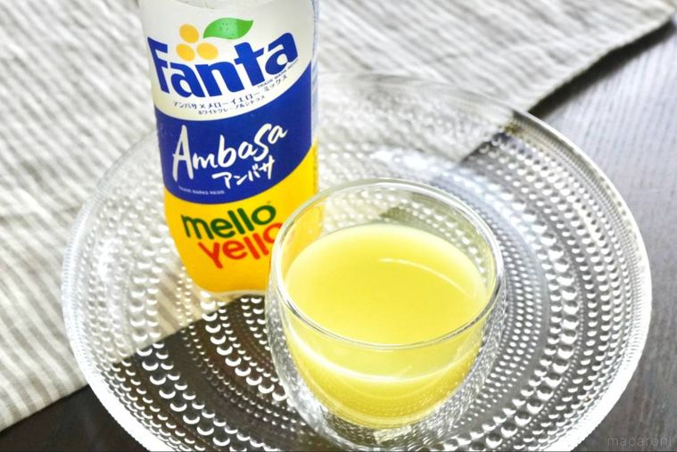 グラスの器と黄色い炭酸飲料の入ったグラスとペットボトル