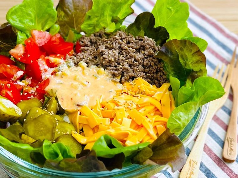 レタス、ひき肉、トマト、ピクルス、チェダーチーズが入ったサラダ