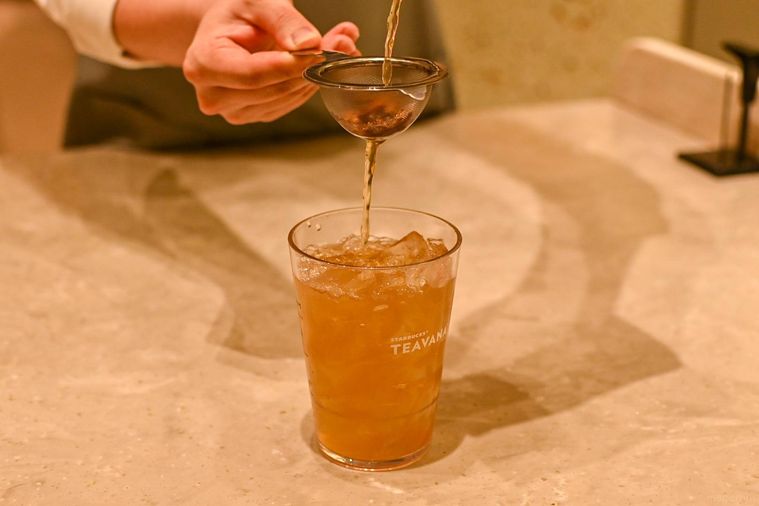 茶こしで濾しているところ
