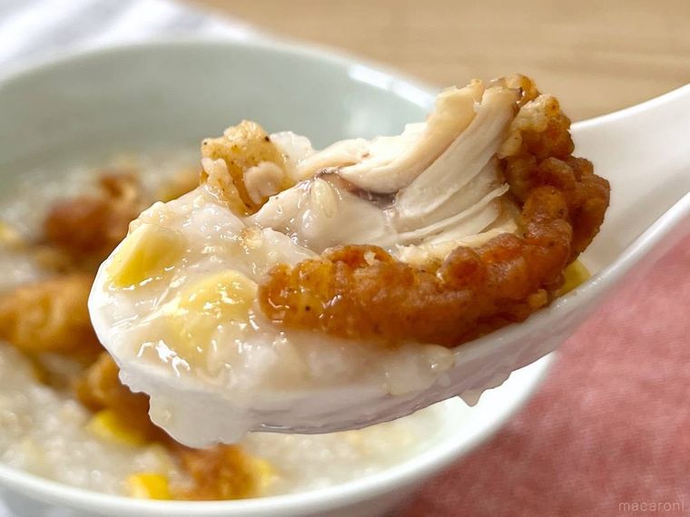 フライドチキン入りのおかゆをレンゲですくった様子