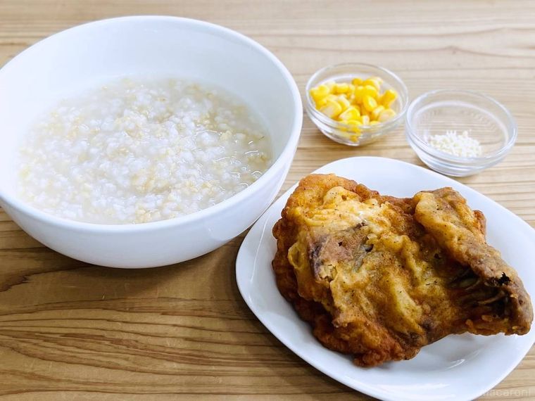 お粥、ケンタッキーのオリジナルチキン、コーン、鶏ガラスープの素