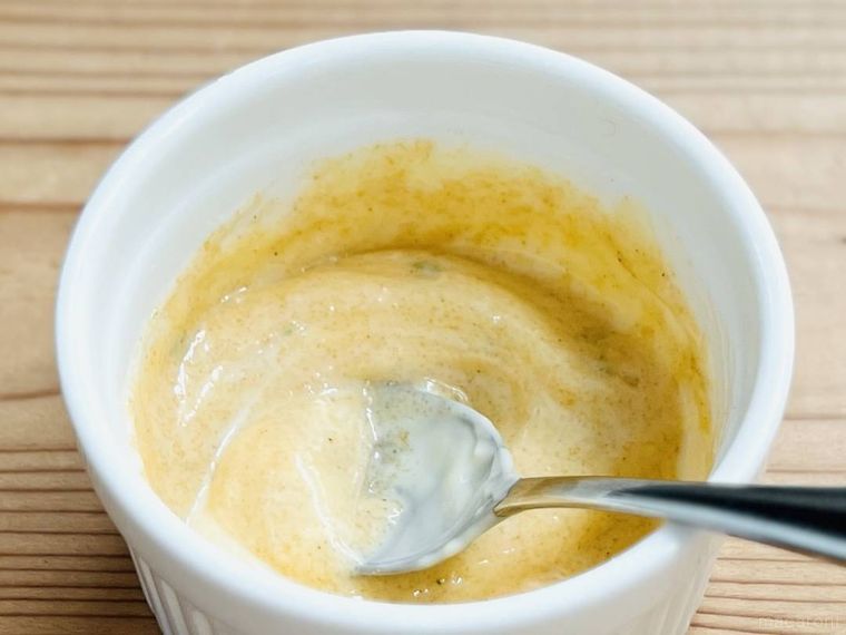 ヒガシマル醤油のうどんスープとマヨネーズを混ぜ合わせた様子