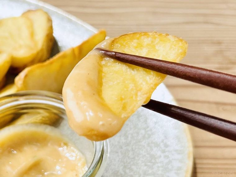 フライドポテトにだしマヨネーズをつけた様子