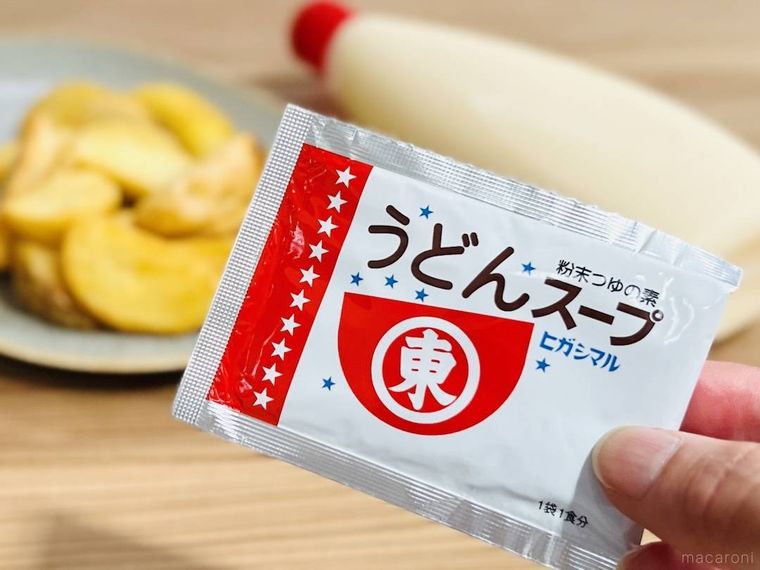 ヒガシマル醤油のうどんスープを手で持っている様子