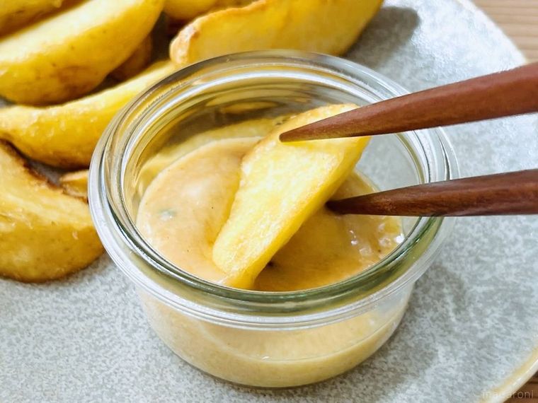 だしマヨネーズにフライドポテトをディップしている様子