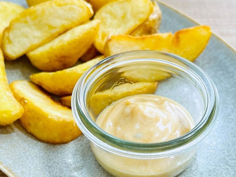 フライドポテトにだしマヨネーズを添えた様子