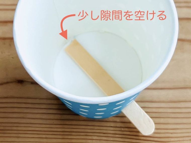 紙コップの下部にアイスの棒を差し込んだ様子