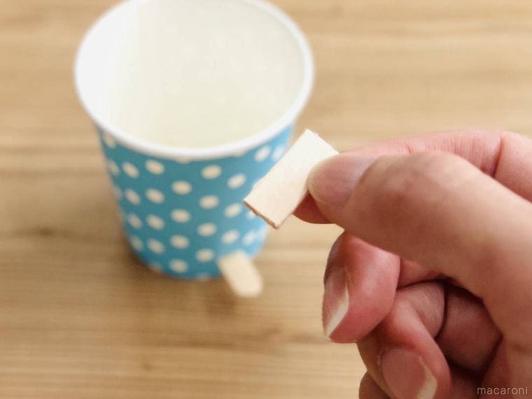 短くカットしたアイスの棒を手で持っている様子