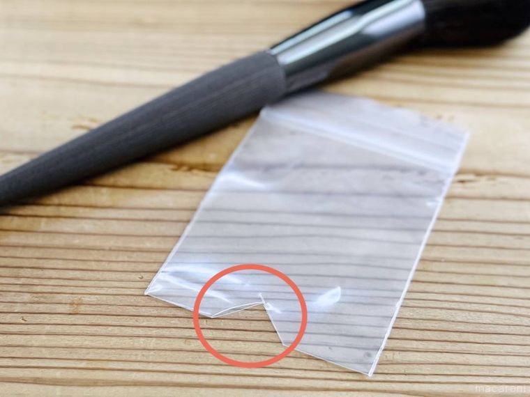 ジップ付き袋の底をV字型に切り取った様子