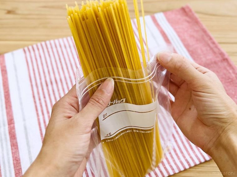 ジップ付き保存袋にパスタを入れた様子