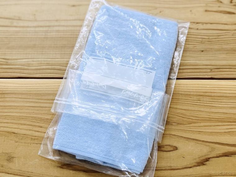 ジップ付き保存袋に青いタオルを入れた様子