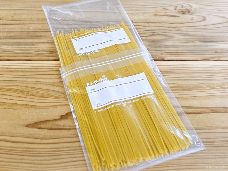 パスタが入ったジップ付き保存袋