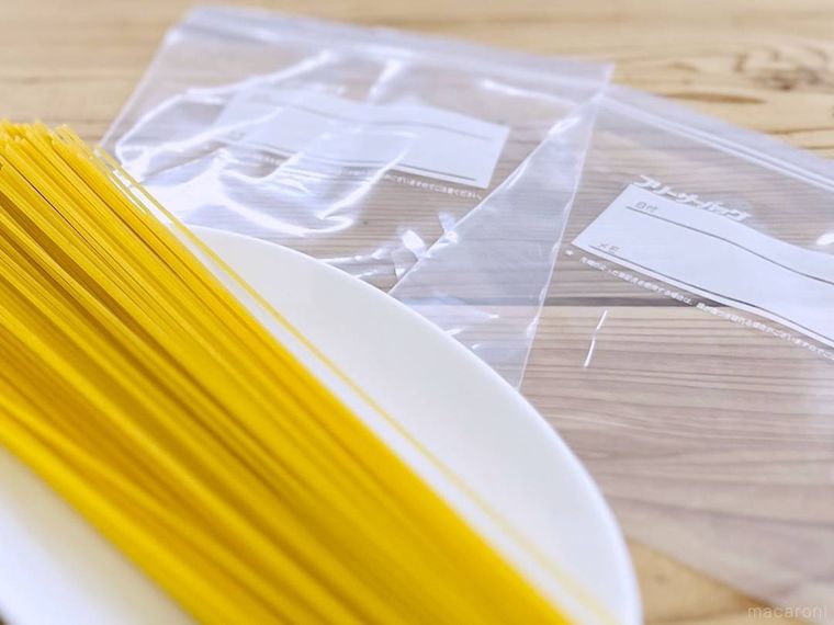 パスタとジップ付き保存袋