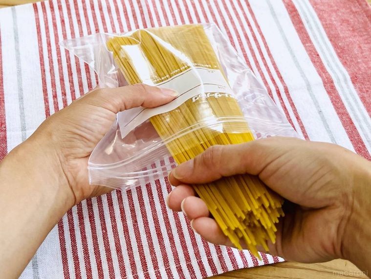 ジップ付き保存袋にパスタを入れている様子
