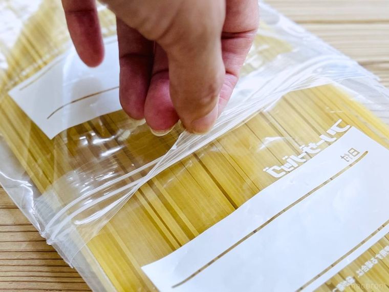 パスタが入ったジップ付き保存袋
