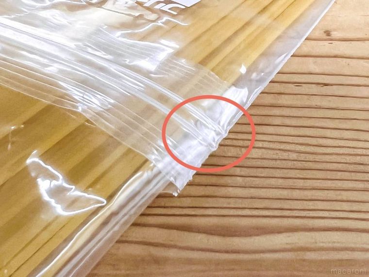 パスタが入ったジップ付き保存袋