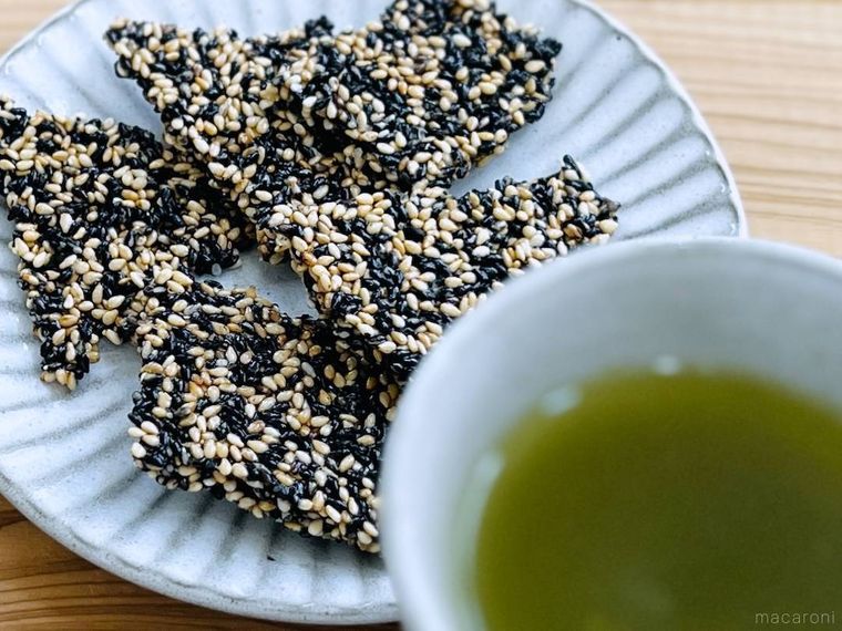 ごませんべいと日本茶
