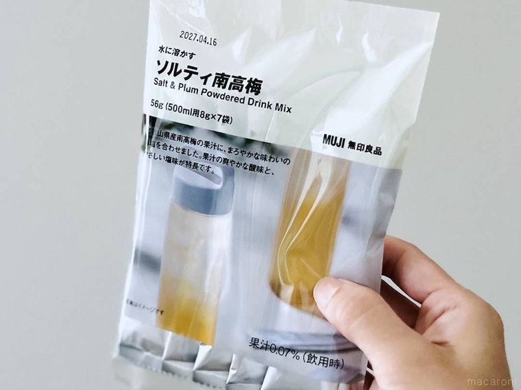 無印良品の水に溶かす ソルティ南高梅を手で持っている様子