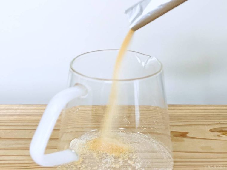 水に溶かす ソルティ南高梅をガラスのポットに入れている様子