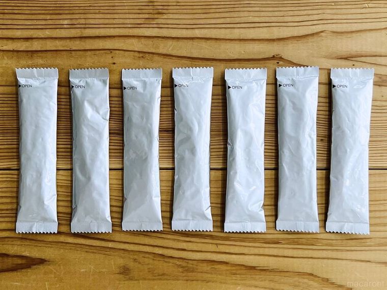 無印良品の水に溶かす ソルティ南高梅をパッケージから出した様子