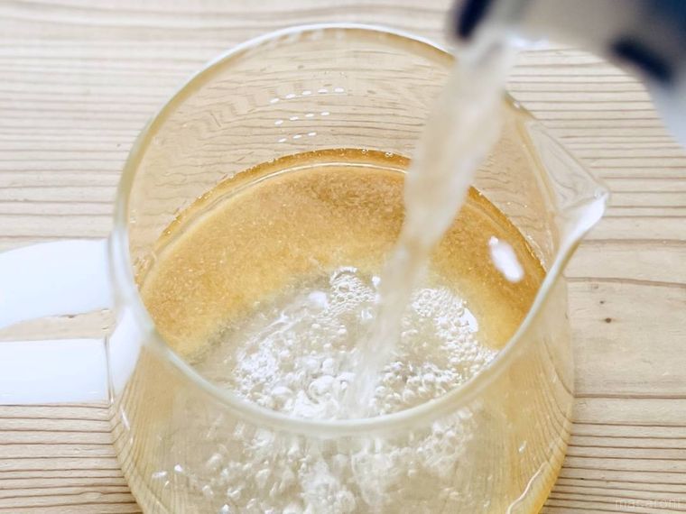 水に溶かす ソルティ南高梅が入ったポットに水をそそいでいる様子