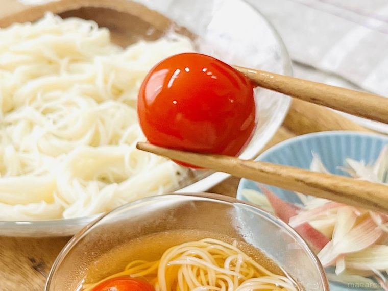 冷凍したミニトマトを箸で持ち上げている様子