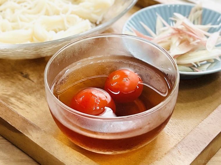 そうめんつゆに冷凍ミニトマトを浮かべた様子