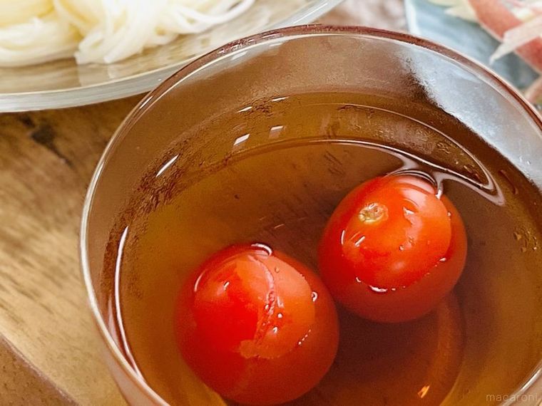 そうめんつゆに冷凍ミニトマトを浮かべた様子