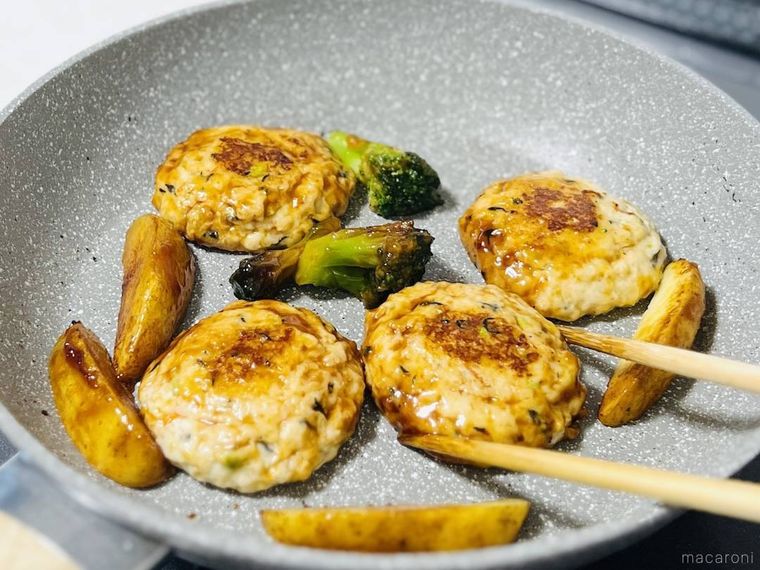 ロビン・フッドのおさかな豆腐ハンバーグの照り焼きをフライパンで調理している様子