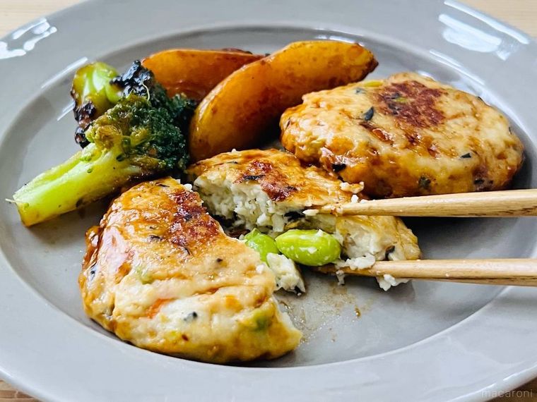 ロビン・フッドのおさかなハンバーグの照り焼きを箸で半分に割った様子