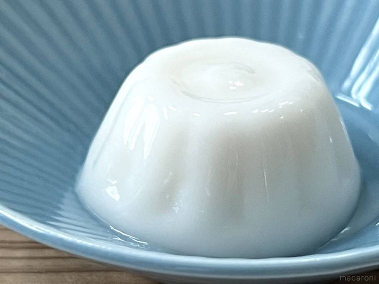 ロビン・フッドのひとくち杏仁豆腐を水色の皿に出した様子