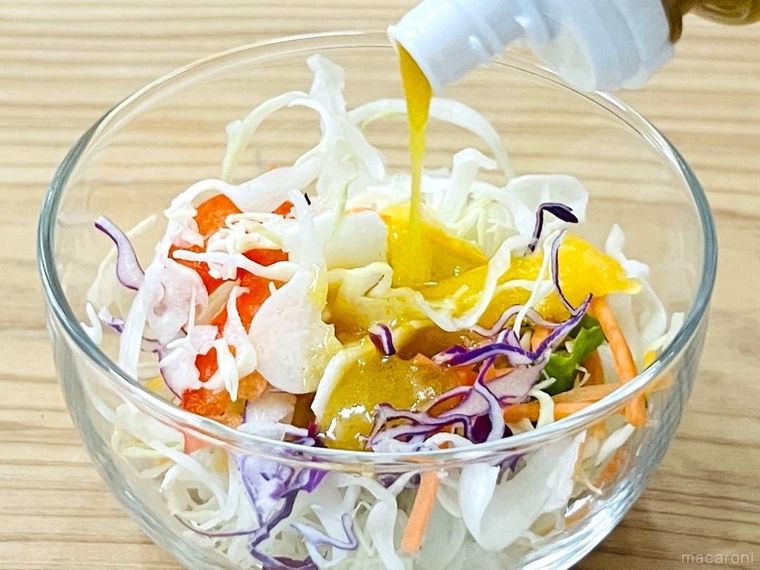 ロビン・フッドのコーンカレードレッシングをサラダにかけている様子