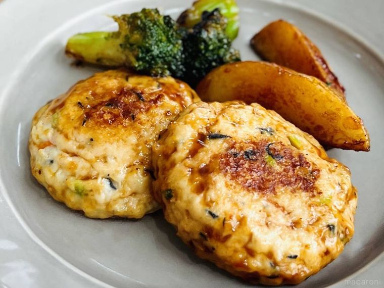 ロビン・フッドのおさかなハンバーグの照り焼きを皿に盛り付けた様子