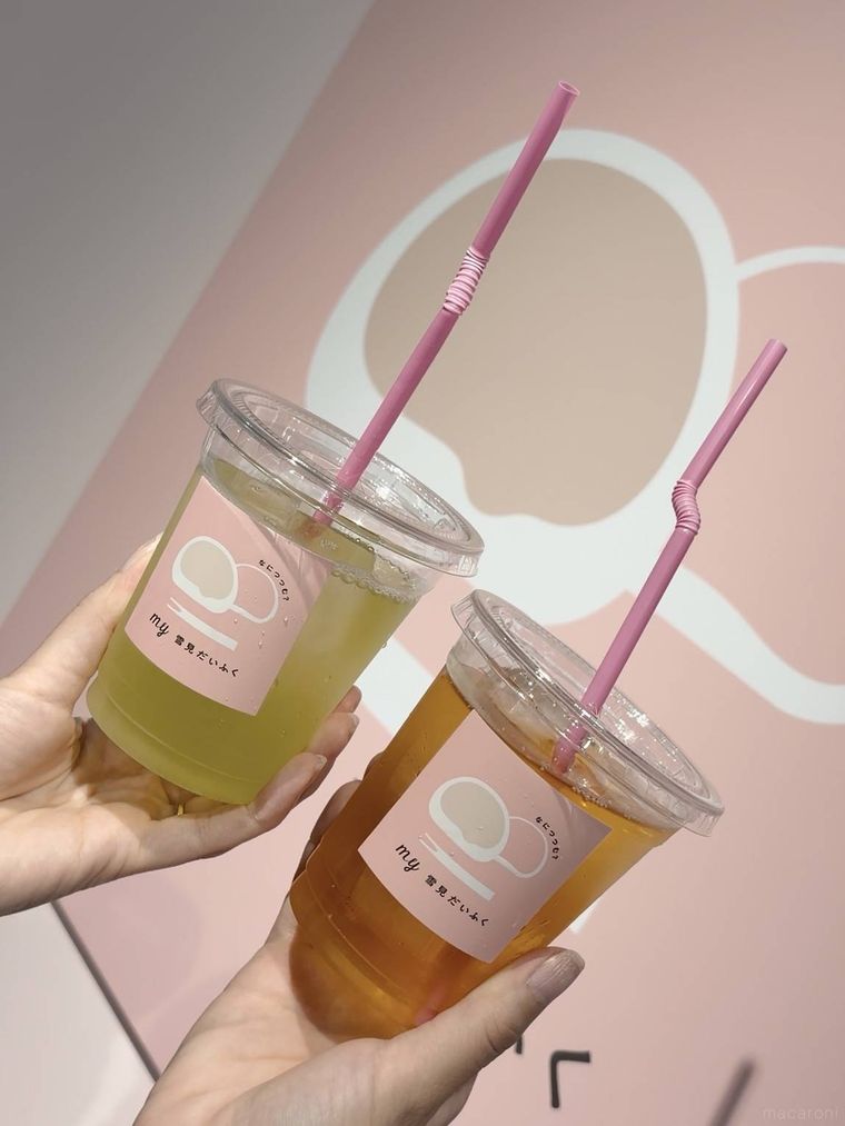抹茶入り煎茶とほうじ茶を手にしている様子