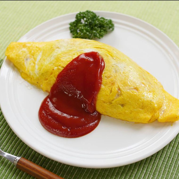 白い皿に盛られたオムライス