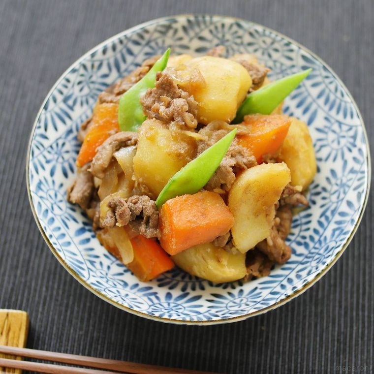 青い皿に盛られた肉じゃが