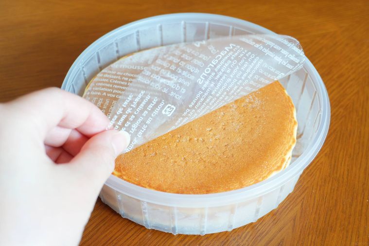 フィルムをめくっている様子