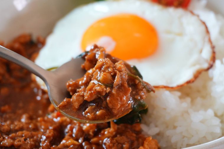 鶏肉のガパオ炒めをスプーンですくってる