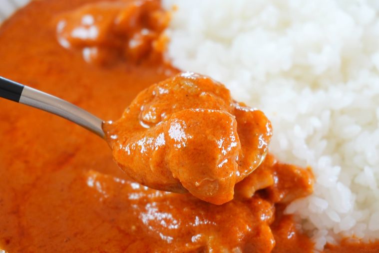 バターチキンカレーをスプーンでとっている