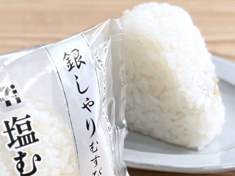 セブンイレブンの銀しゃりむすびを皿に出した様子