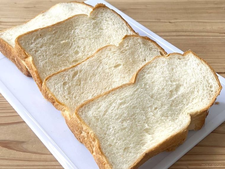 まな板の上に食パンが4枚並んでいる様子
