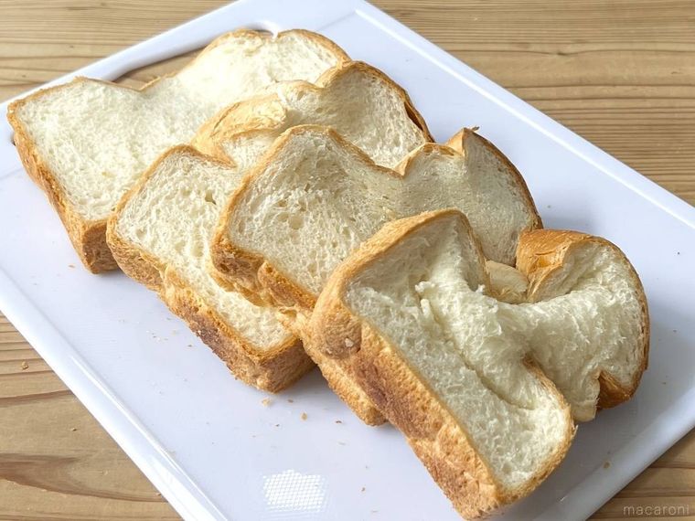 まな板の上につぶれた食パンが4枚並んでいる様子