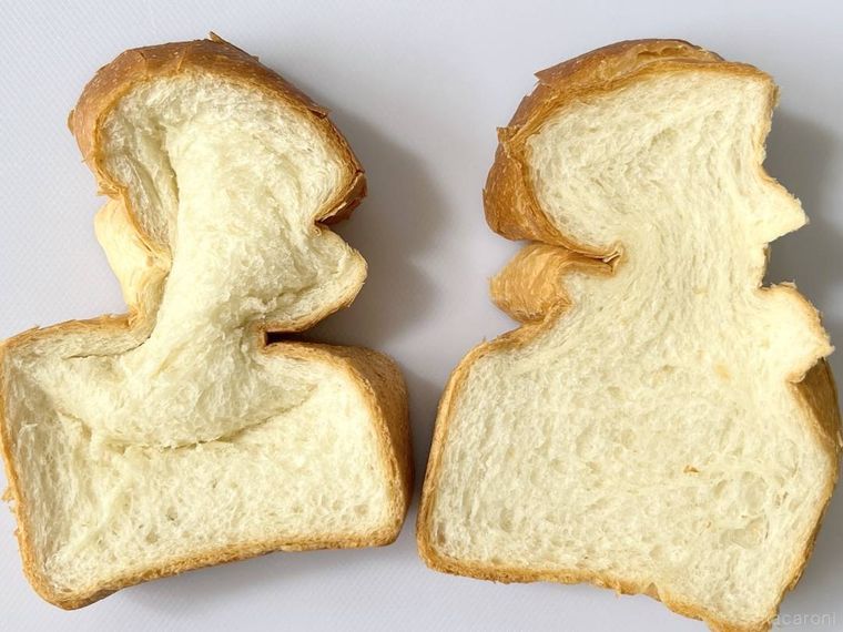 まな板の上につぶれた食パンが2枚並んでいる様子