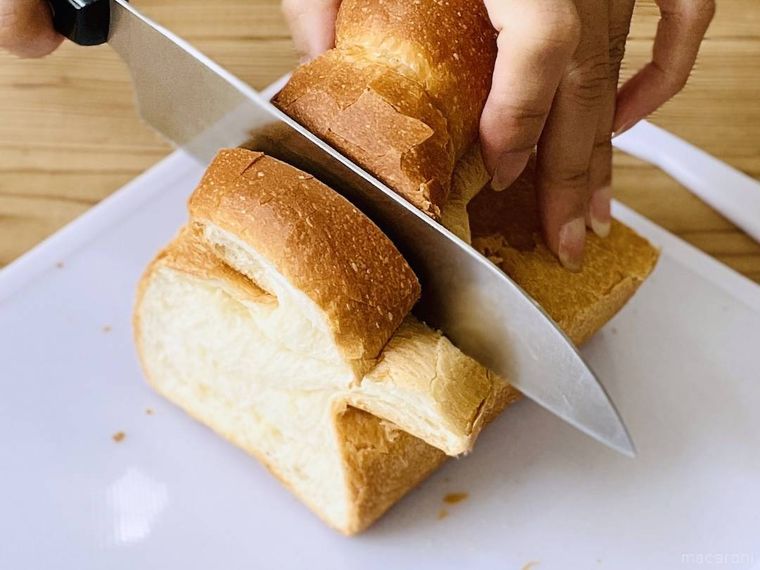 山型食パンを包丁で切っている様子