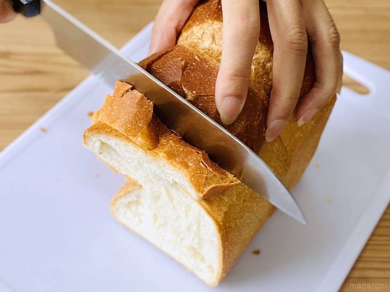 山型食パンを包丁で切っている様子