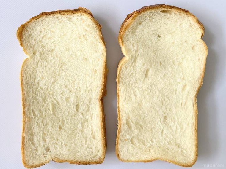 まな板の上に食パンが2枚並んでいる様子