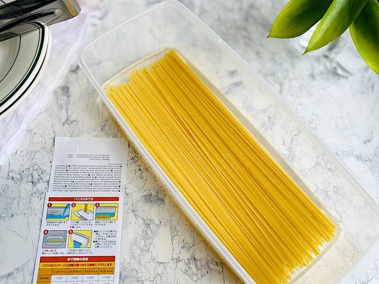 100均の大容量パスタ調理器に水と麺を入れたところ