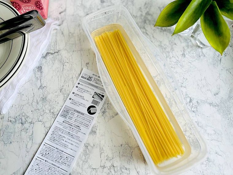 100均のレンチンパスタ容器に水とパスタを入れたところ