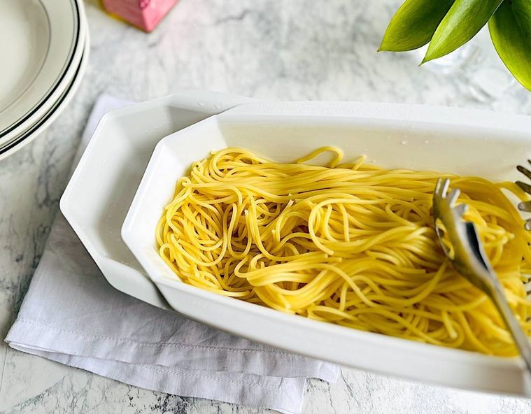 レンチンパスタ調理器で作ったパスタを付属の容器に移しているところ
